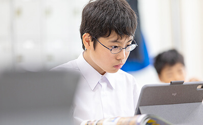 実験器具を使って実験を行う学生の授業風景