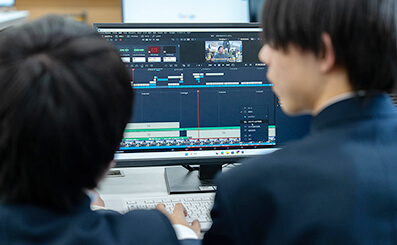 多様なカリキュラムの授業を受ける学生たち