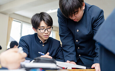 自主学習に取り組む学生たち